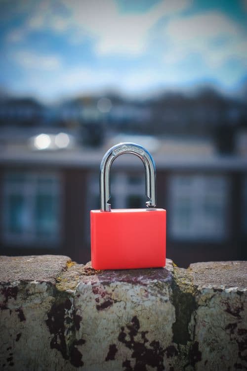 Candado rojo sobre un muro, símbolo de seguridad del certificado digital para SUNAT