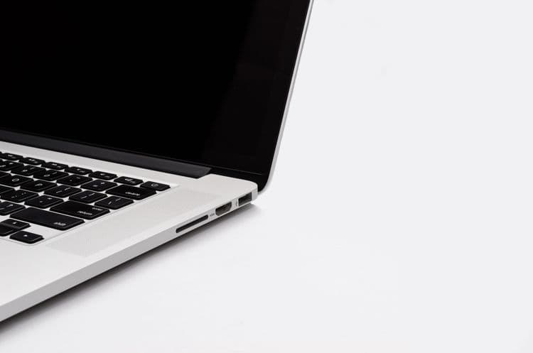 Detalle de los puertos de una laptop sobre fondo blanco