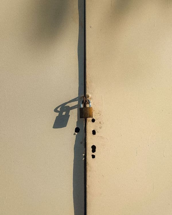 Candado cerrado sobre una pared, símbolo de una clave privada protegida