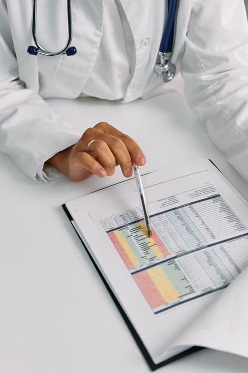 Profesional de salud revisando un informe con resultados de laboratorio